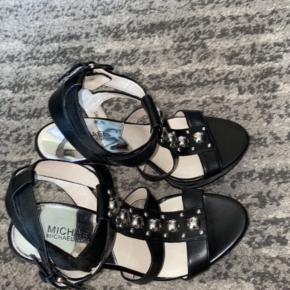 🎉HP🎉 ✨NEW✨ MICHAEL Michael Kors Black and Silver Heels - Picture 2 of 8